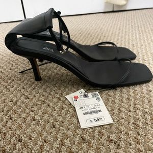 Gorgeous on trend Zara size 40 shoes.
